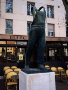 2011_11_10_statue_coluche_biennale_jce