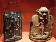 2022_07_24_005_expo_champollion_steles_d_horus_sur_les_crocodiles_somme_du_masque_de_bes